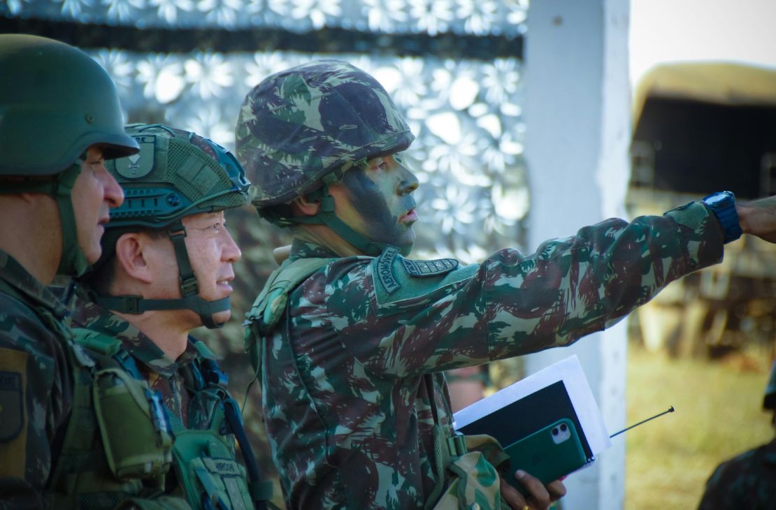 Com 10 mil militares, mísseis e blindados, Brasil faz treinamento de guerra