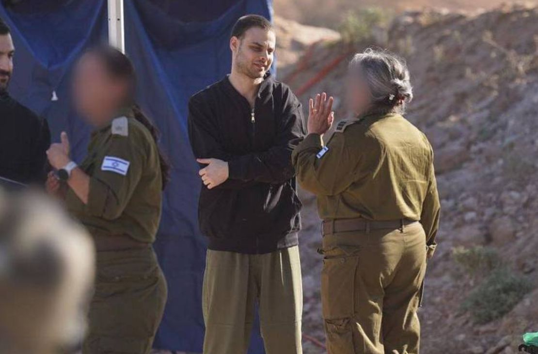 Hamas entrega todos os reféns israelenses vivos e cumpre etapa do acordo