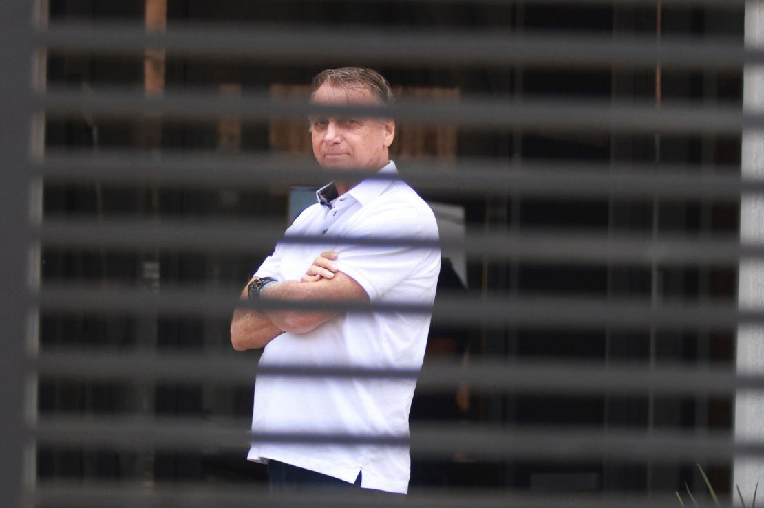 Moraes mantém Bolsonaro em prisão domiciliar