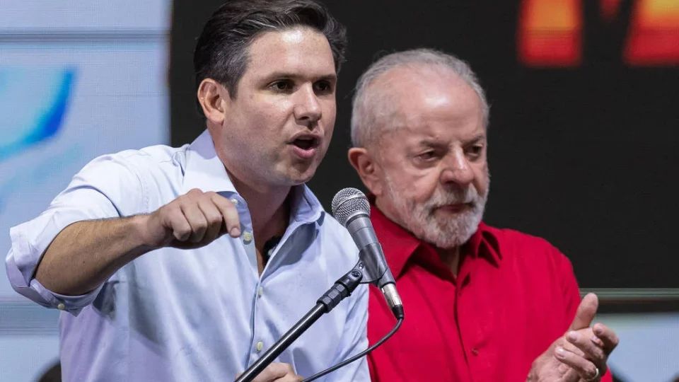 Em evento de Dia dos Professores no Rio, Hugo Motta é vaiado com gritos de 'sem anistia'