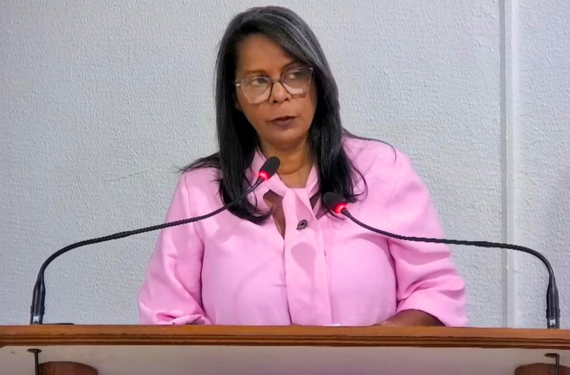 Vereadora Simone Gomes cobra novamente prefeito sobre dívidas e ironiza postagem nas redes sociais