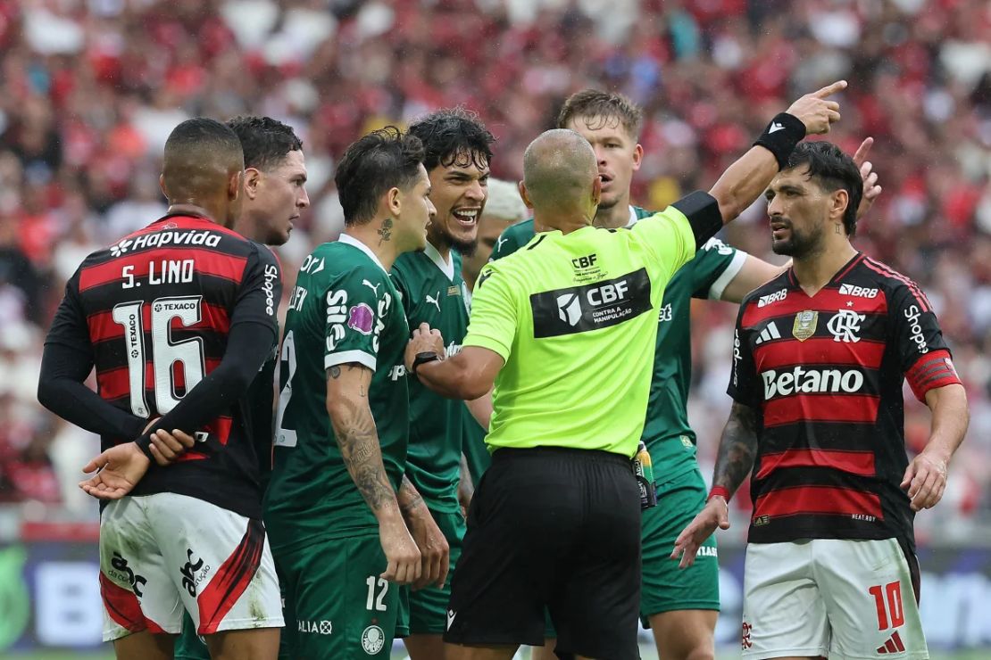 Flamengo vence Palmeiras, encosta na liderança e embola o Brasileirão