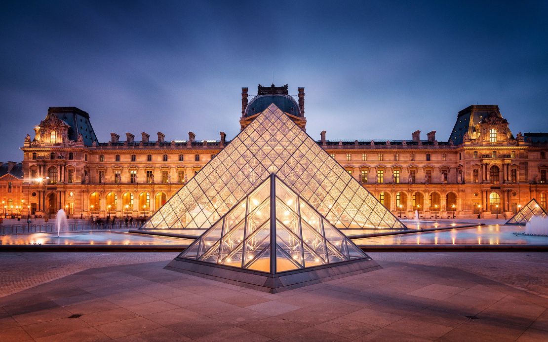 Museu do Louvre sofre assalto e perde peças de Napoleão