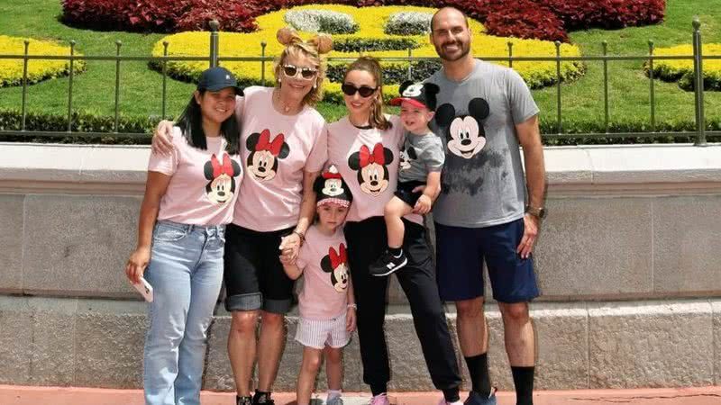 Eduardo Bolsonaro completa mais de 200 dias nos Estados Unidos e é criticado por ausência no Brasil