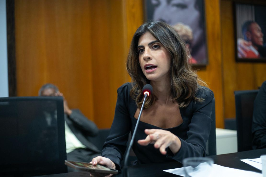 Camila Jara cobra fiscalização e repasse da redução no preço da gasolina em Mato Grosso do Sul