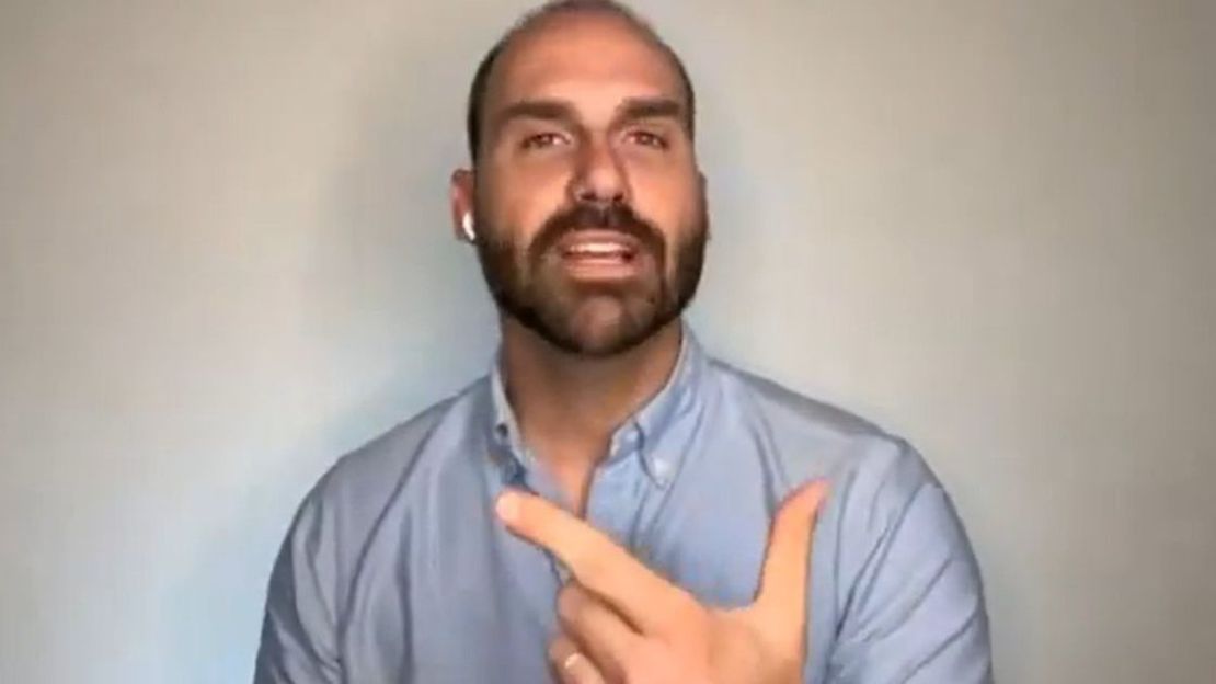 Eduardo Bolsonaro rebate críticas de Mauro Mendes e chama governador de “político bosta”