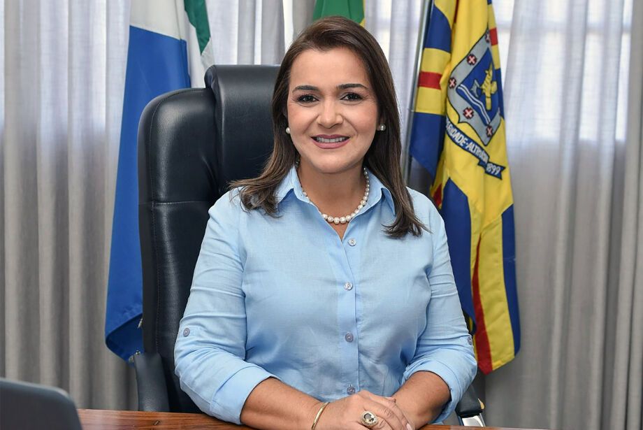 Adriane reduz pela metade gratificação de profissionais da saúde em meio à crise financeira