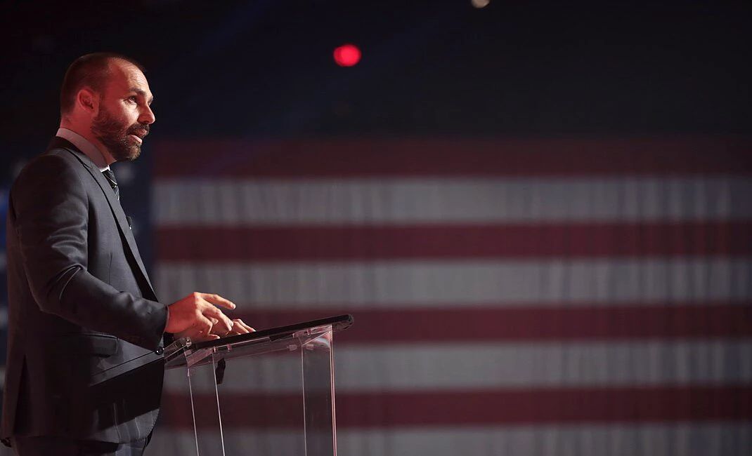 Eduardo Bolsonaro deve virar réu no STF e será julgado mesmo sem participar do processo