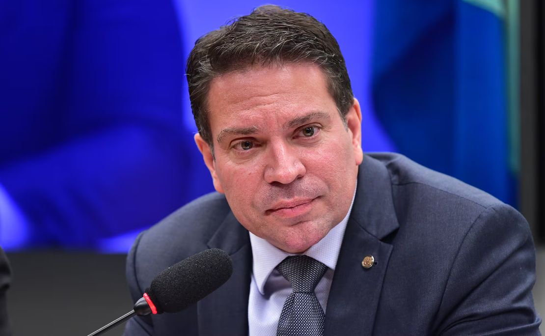 Moraes determina prisão de Ramagem após deputado ser visto em Miami