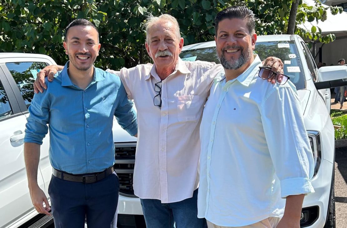 Prefeito delegado Murilo participa de entrega de veículo durante cerimônia com governador Riedel e garante novas emendas para fortalecer a frota municipal