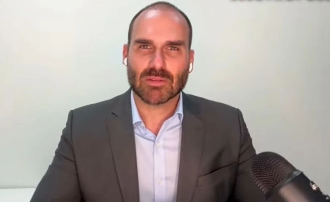 Eduardo Bolsonaro provoca Alexandre de Moraes e desafia ministro a pedir sua extradição aos EUA