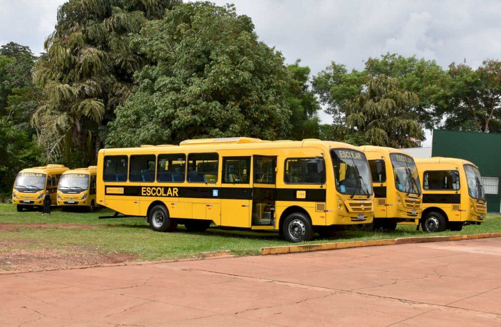 Coxim recebe dois novos ônibus escolares com acessibilidade pelo Programa Caminho da Escola