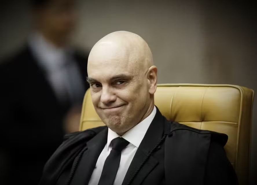 Moraes nega pedido de Carlos Bolsonaro para visitar ex-presidente domingo