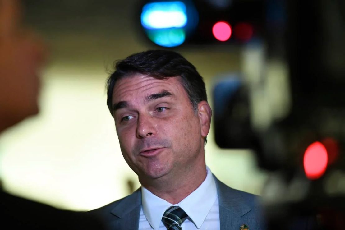 Flávio Bolsonaro condiciona desistência de candidatura à anistia de Jair Bolsonaro