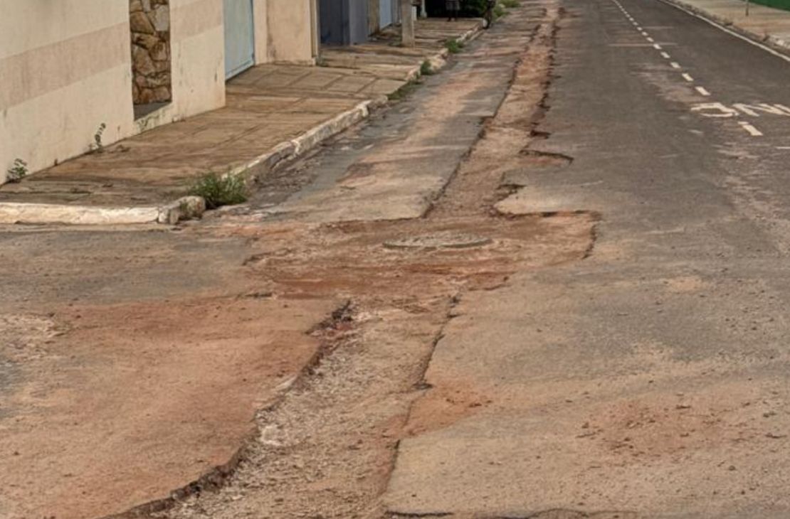 Operação Tapa-Buracos é retomada em Coxim, mas chuvas e falta de planejamento podem comprometer o serviço