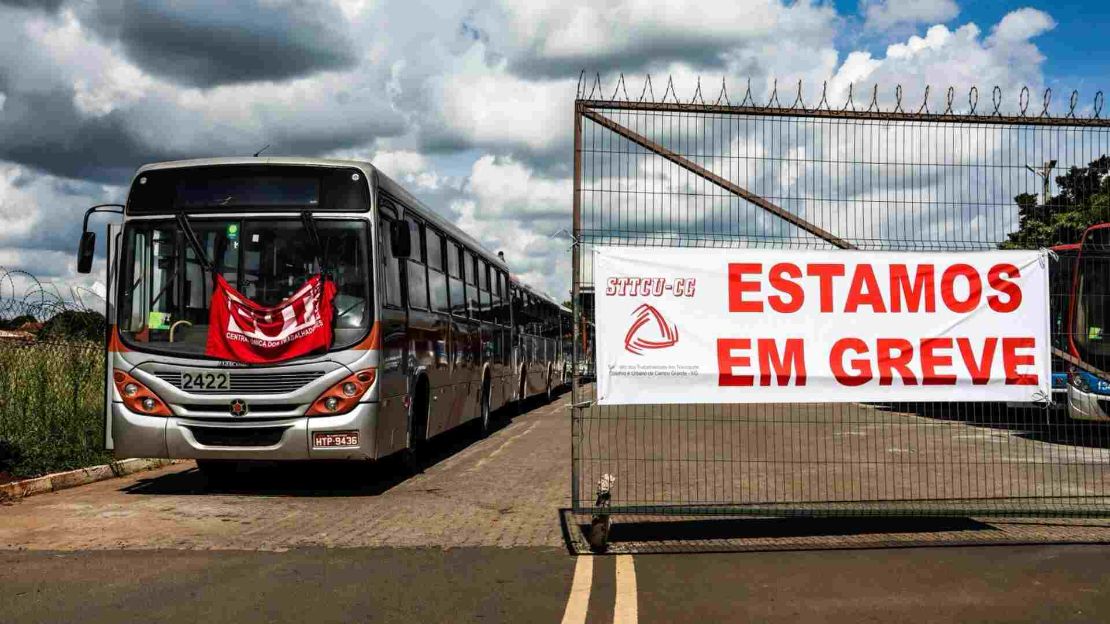 Greve paralisa ônibus em Campo Grande por atraso no pagamento de salários