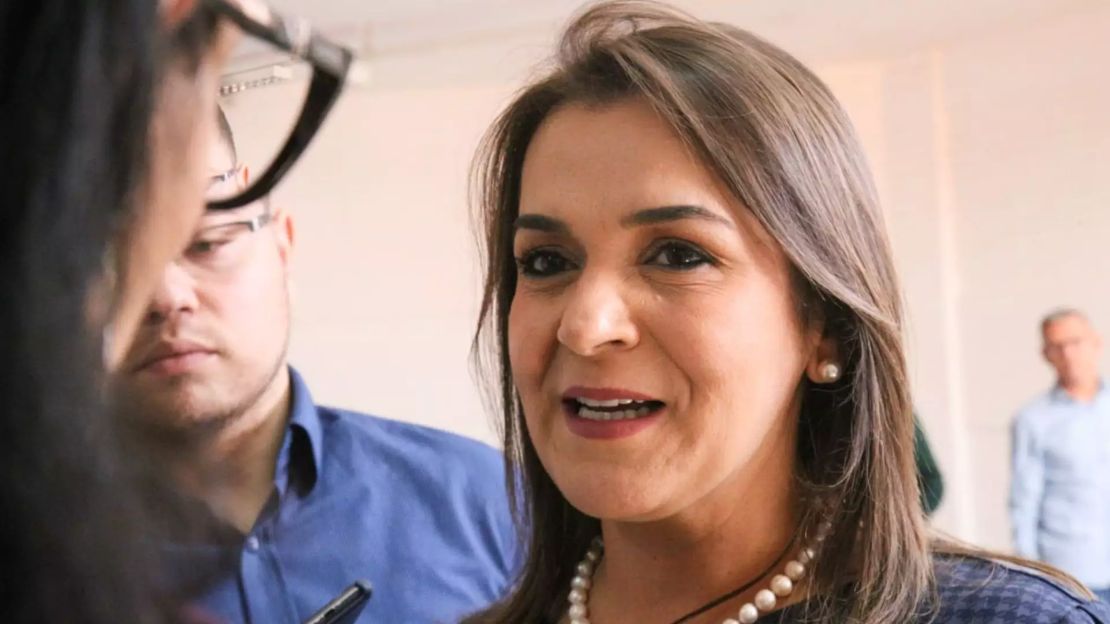 Prefeita Adriane Lopes é criticada por barrar jornais em coletiva