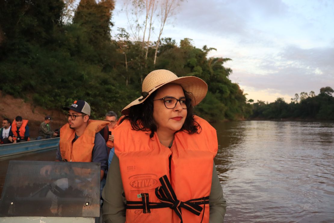 Prof.ª Gleice Jane fiscaliza impactos ambientais no Rio Paraguai em visita a Porto Murtinho