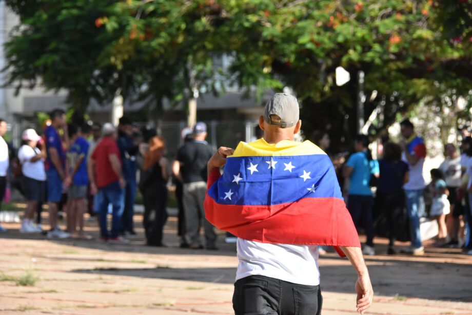 Venezuelanos se reúnem em Campo Grande para protestar e celebrar prisão de Nicolás Maduro