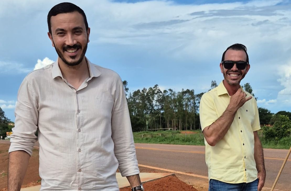 Prefeito Delegado Murilo visita obra de praça no bairro Galdina em Pedro Gomes