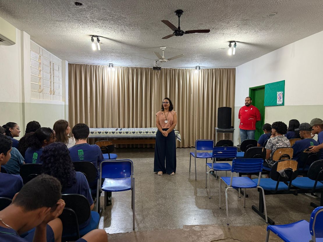 Professora Gleice Jane entrega emenda para aquisição de projetores em escola estadual de Campo Grande