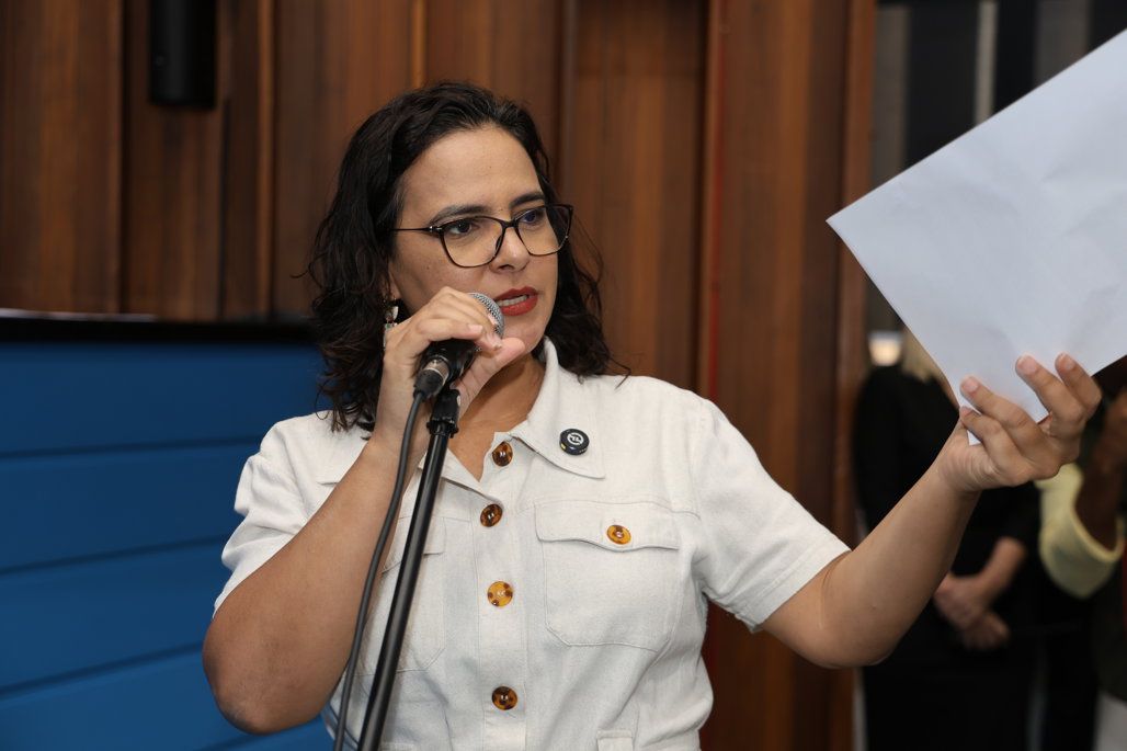 Gleice Jane cobra explicações do Governo de MS sobre atraso em repasses consignados e convocações de professores concursados