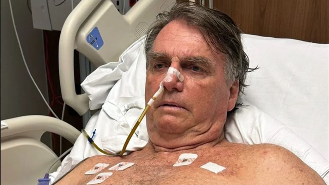 Bolsonaro é levado ao hospital após passar mal, diz Flávio