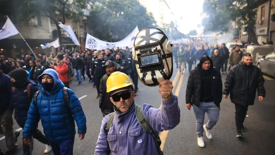 Milei sacrifica empregos e provoca migração de trabalhadores argentinos ao Brasil