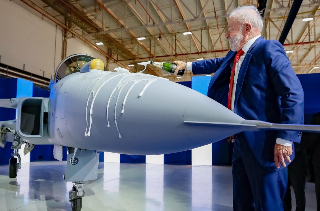 Lula fortalece indústria brasileira com lançamento do primeiro avião caça fabricado no país