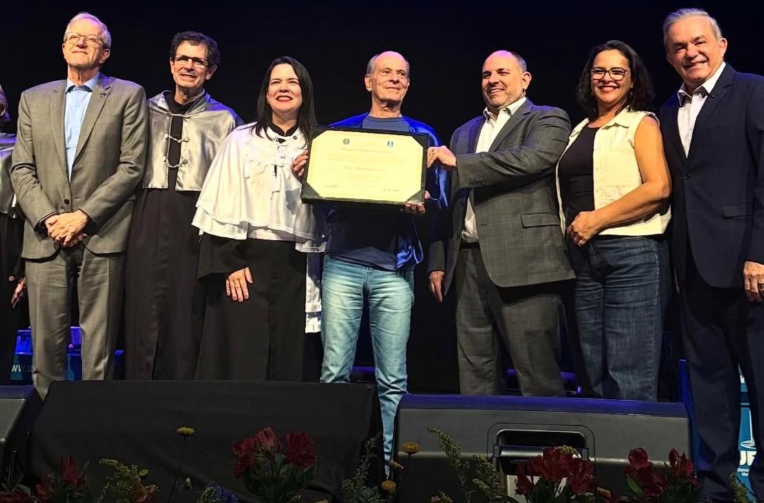 Ney Matogrosso recebe título de doutor honoris causa em cerimônia lotada