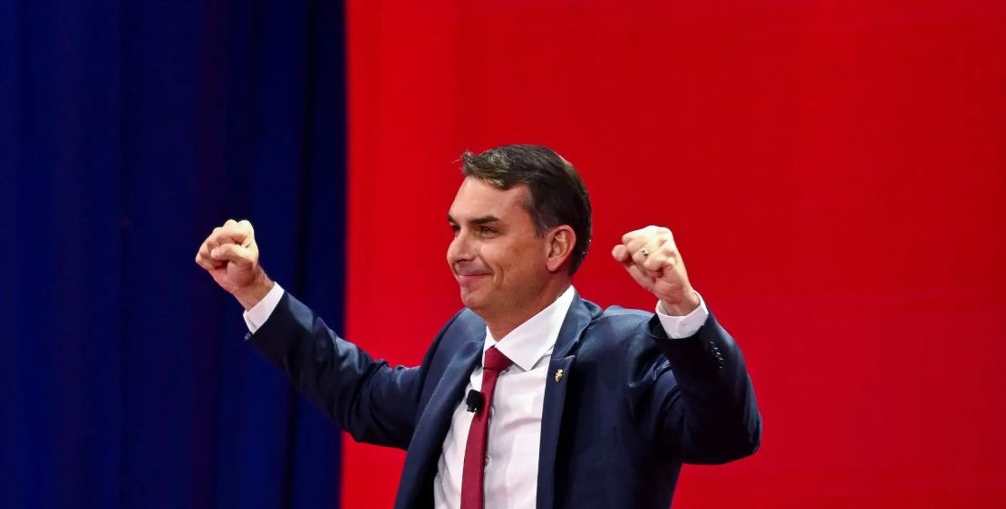 Discurso de Flávio Bolsonaro nos EUA provoca críticas e levanta alerta sobre interesses nacionais