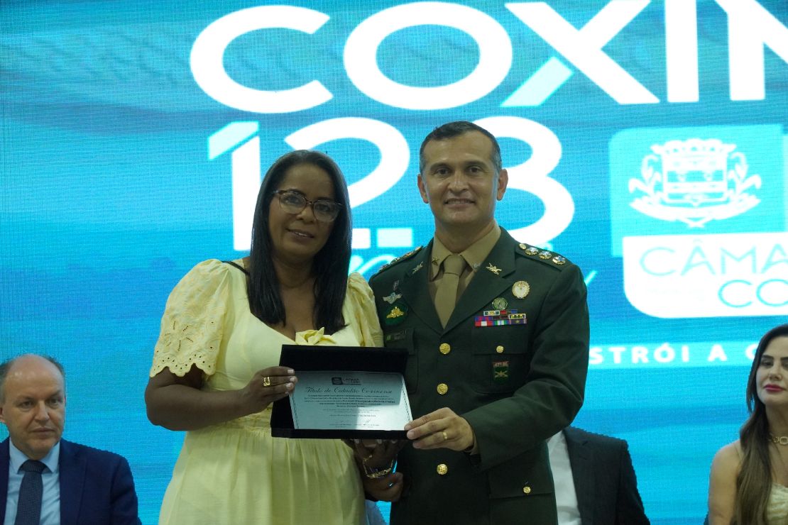 Coronel Glaucijander Melo é homenageado com Título de Cidadão Coxinense por Simone Gomes