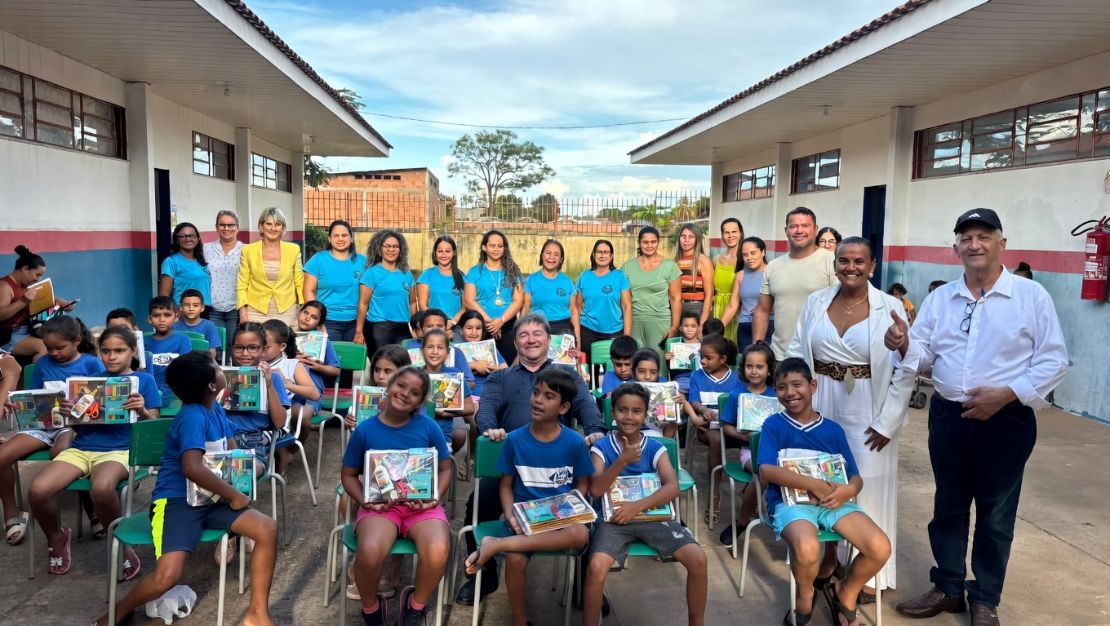 Com recursos federais e municipais Prefeitura de Coxim realiza entrega de kits escolares