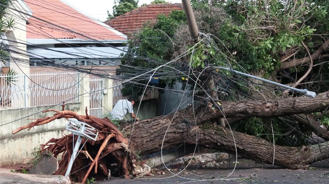 Temporal deixa moradores há 20 horas sem energia em Campo Grande