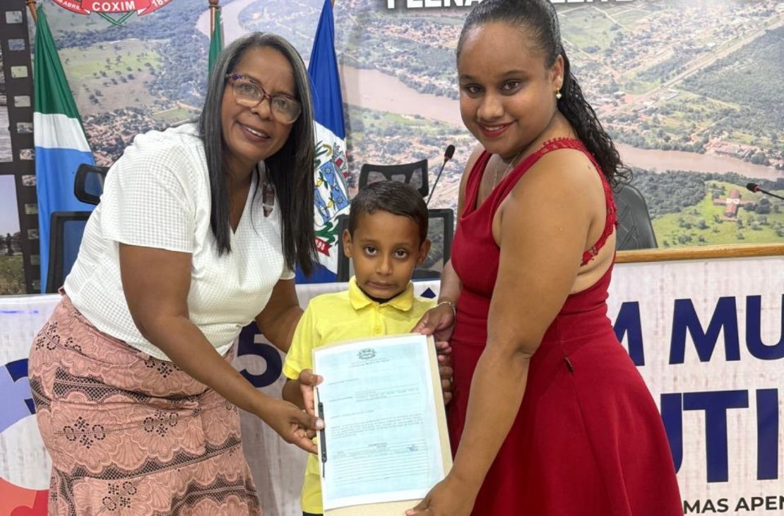 Vereadora Simone Gomes entrega simbolicamente “Lei Yago Reis da Silva Brito” durante Fórum Municipal do Autismo em Coxim