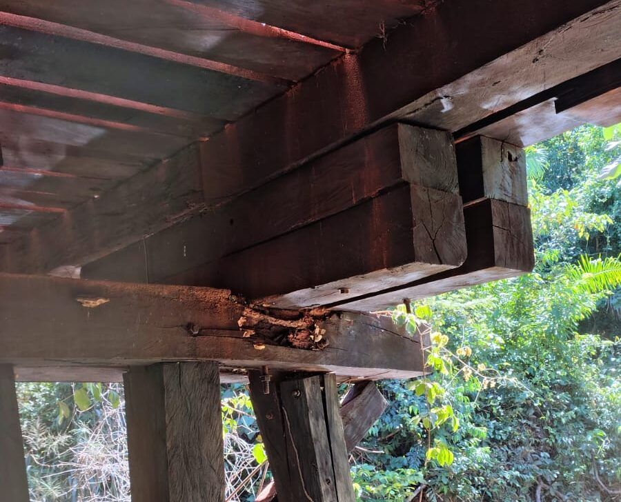 Ponte sobre o Córrego da Pedra é interditada por riscos estruturais em Coxim