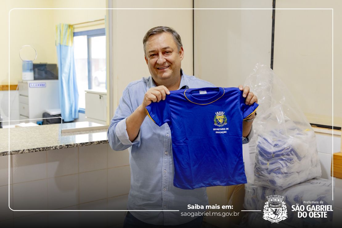 Prefeitura de São Gabriel entrega de kits escolares e uniformes para alunos da Rede Municipal de Ensino