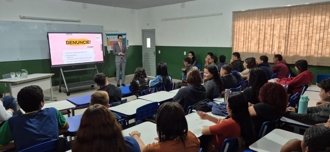 Prefeitura realiza ação do Maio Laranja com palestra sobre proteção de crianças e adolescentes em escola municipal