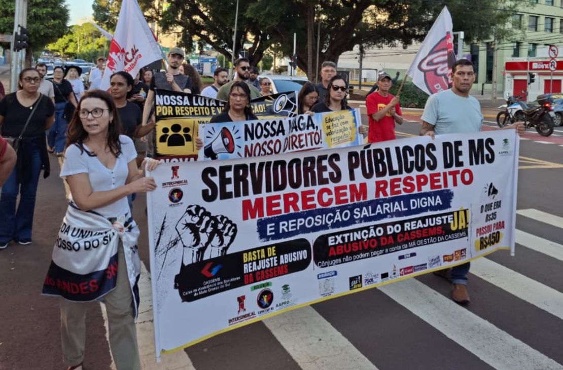 Ato unificado reúne mais de 100 pessoas em defesa dos servidores públicos e direitos sociais em Campo Grande