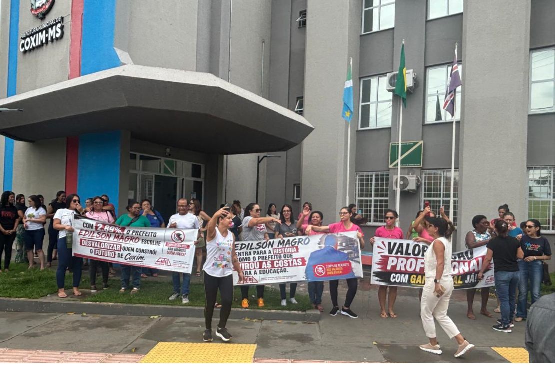 Professores da rede municipal de coxim questionam reajuste e atraso no pagamento de retroativo