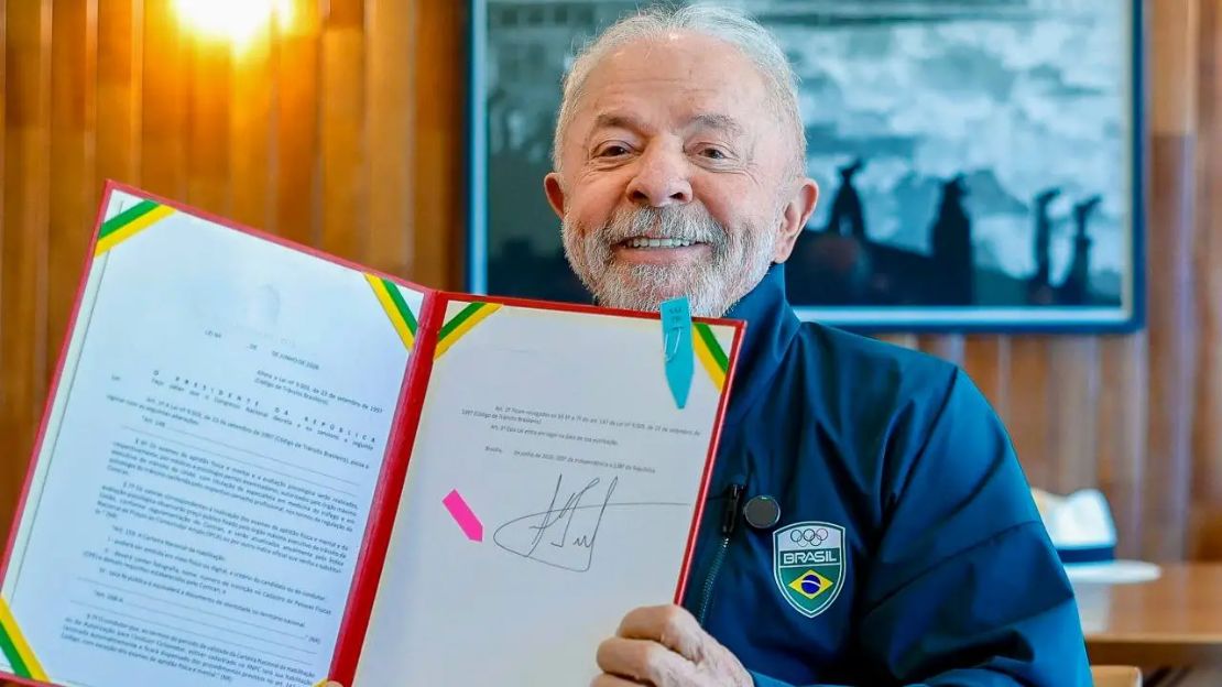 Lula sanciona lei que garante renovação automática da CNH