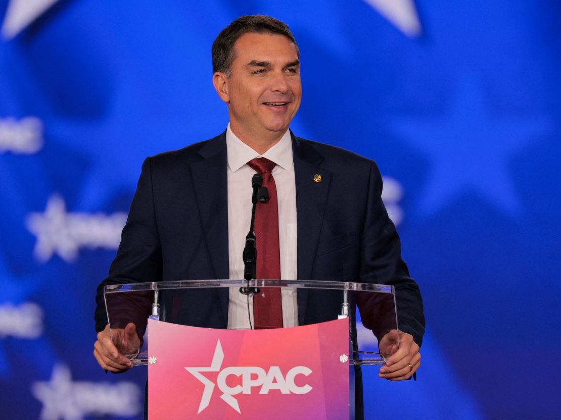 Propostas de governo de Flávio miram Bolsonaro livre, pausa na reforma tributária e escala 7×0