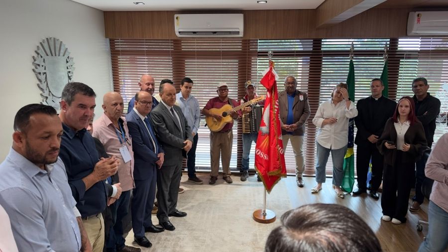 Vereadores de Coxim participam de recepção à Bandeira do Divino Espírito Santo na Governadoria