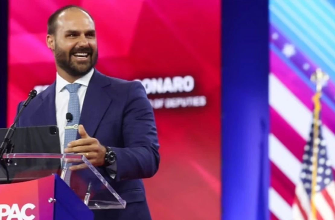 Moraes nega pedido para adiar julgamento de Eduardo Bolsonaro no STF; caso será analisado nesta terça-feira