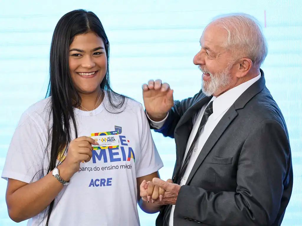 Abandono no ensino médio cai 34% após Pé-de-Meia e chega a menor nível desde 2007