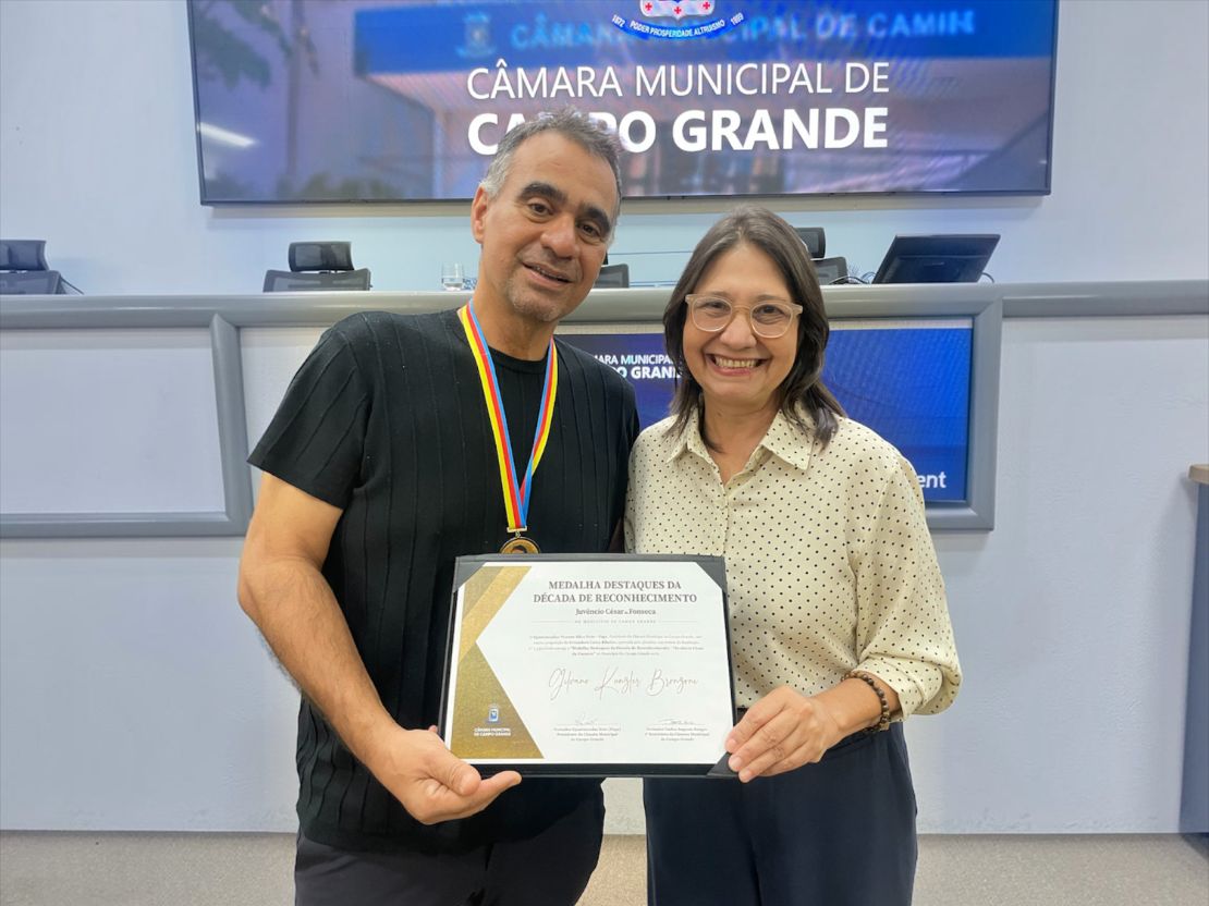 Na capital, Luiza Ribeiro entrega homenagem ao professor Gilvano Bronzoni por sua trajetória em defesa da educação pública