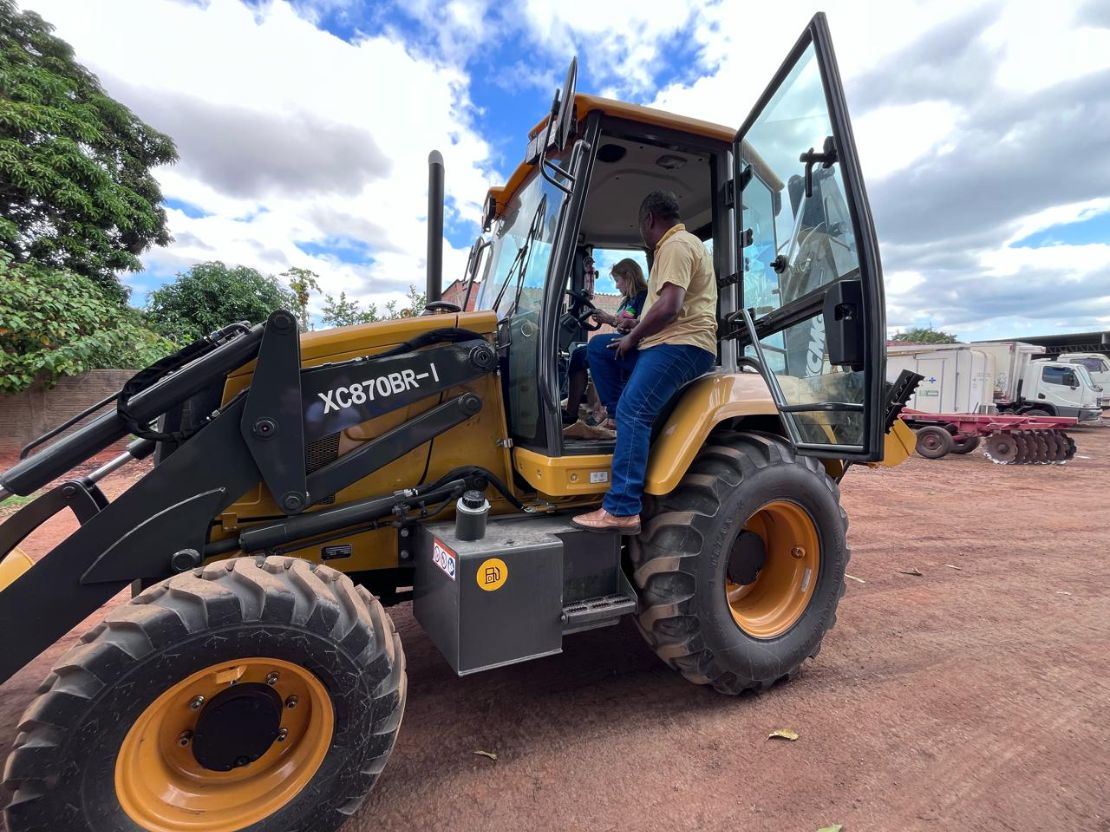 Prefeitura de Sonora entrega novos equipamentos para fortalecer manutenção das estradas rurais