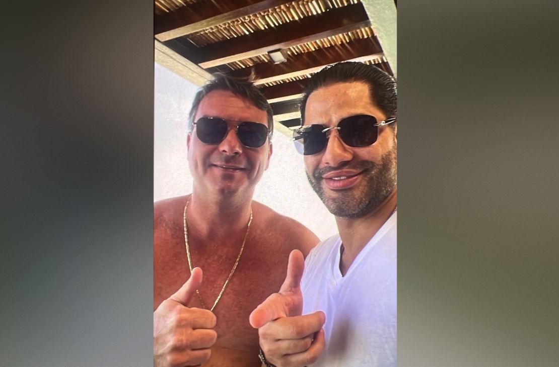 Foto ao lado de capanga de Vorcaro abre nova crise na campanha de Flávio Bolsonaro