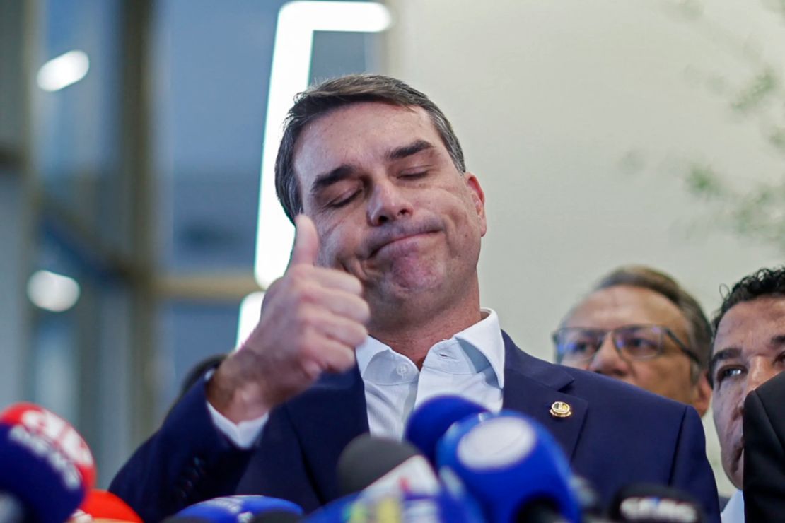 Flávio Bolsonaro emitiu R$ 1,5 mi em notas para empresas ligadas ao Master, diz site