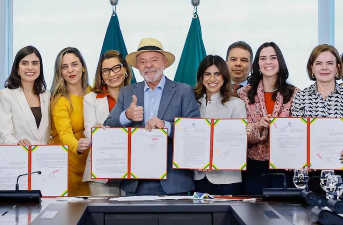 Lula sanciona Pix Pensão e amplia proteção às mulheres com monitoramento de agressores